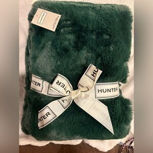 Hunter Plush Throw Blanket 50" x 70" Eden Green Hunter-NWT